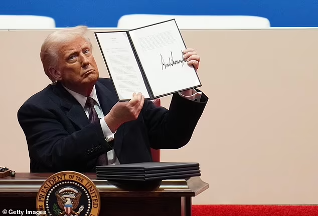 Трамп распорядился ввести 25-процентную пошлину и аннулировать визы для колумбийских чиновников после того, как президент отказался разрешить посадку самолётов с мигрантами для их депортации в воскресенье