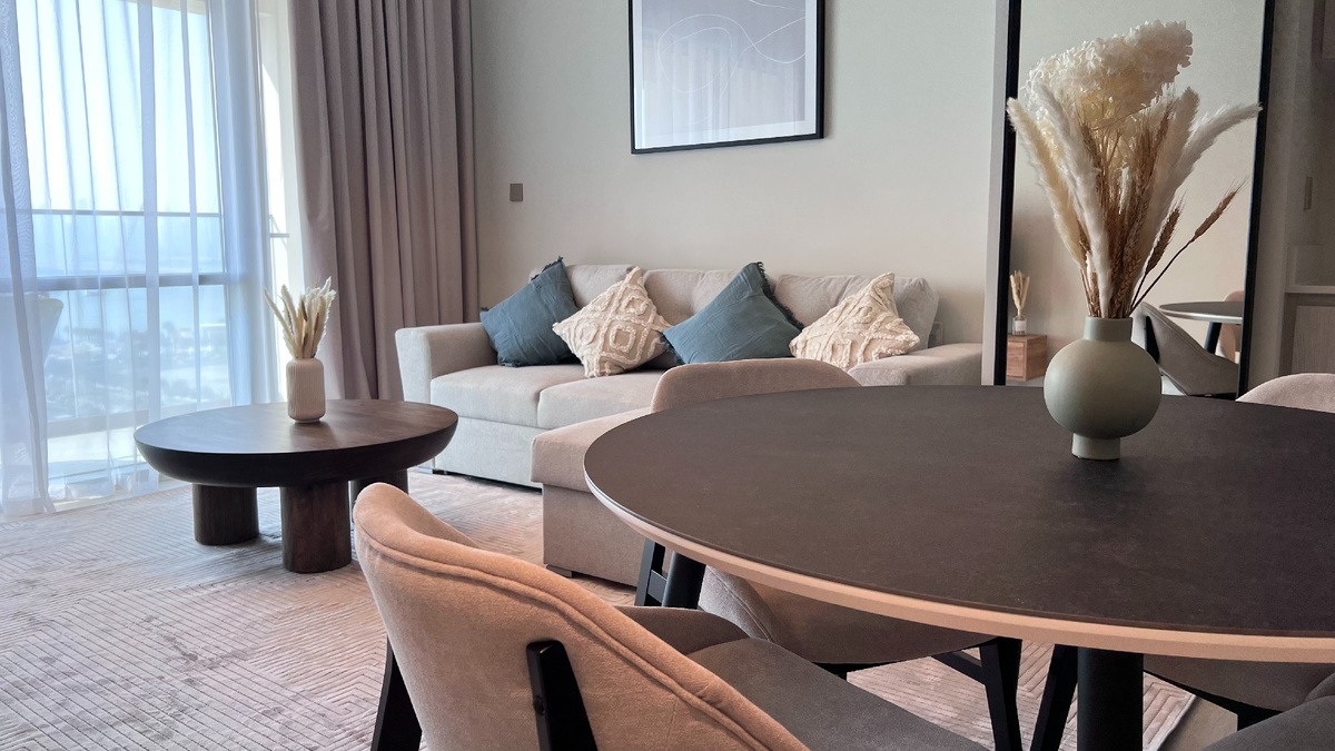 Интерьер выполнен в светлых тонах, проект Furni