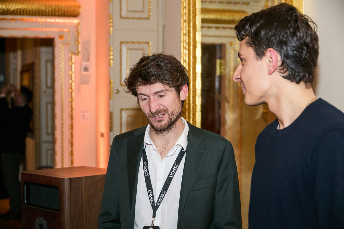 Оливер Томас на презентации новых АС