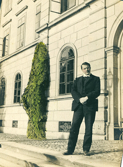 К.Г. Юнг у входа в Бургхельцли (Цюрих)