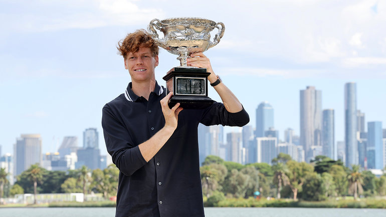    Янник Синнер с трофееем за победу на Открытом чемпионате Австралии. Getty Images