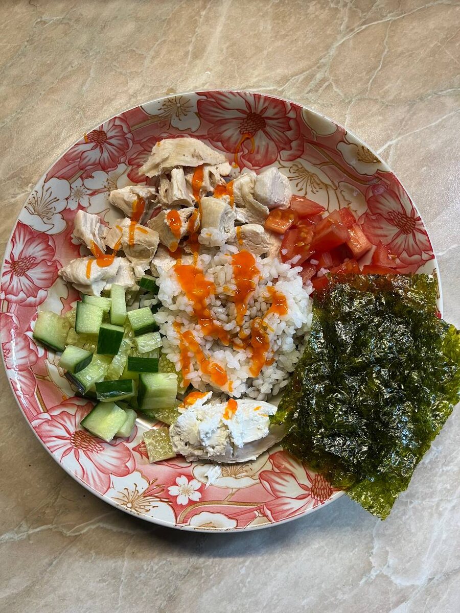 Данный пример: сложные углеводы - рис; клетчатка - огурец, помидор; белок - куриная грудка; жиры - творожный сыр и листы нори