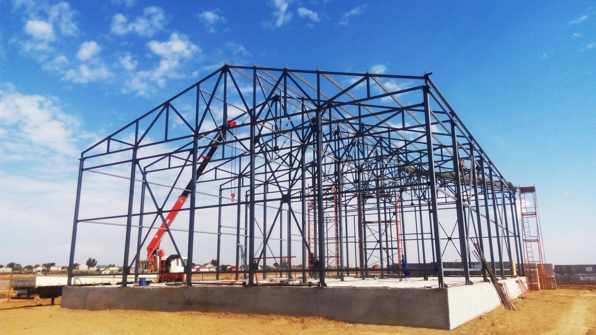 Каркасный ангар под ключ. Этап монтажа металлокаркаса 