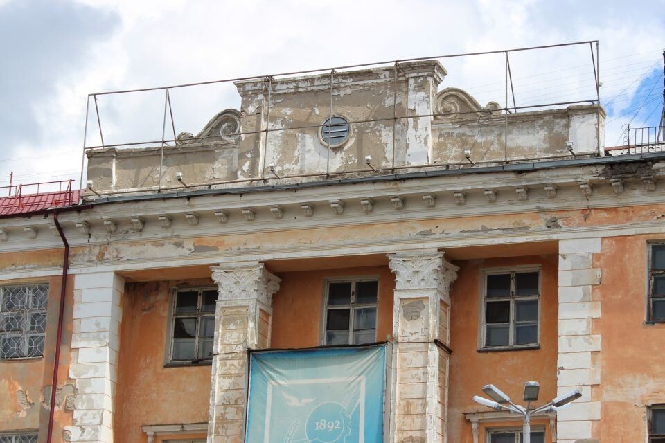    Аварийное здание бывшей гостиницы "Алей". Источник: Евгения Скаредова