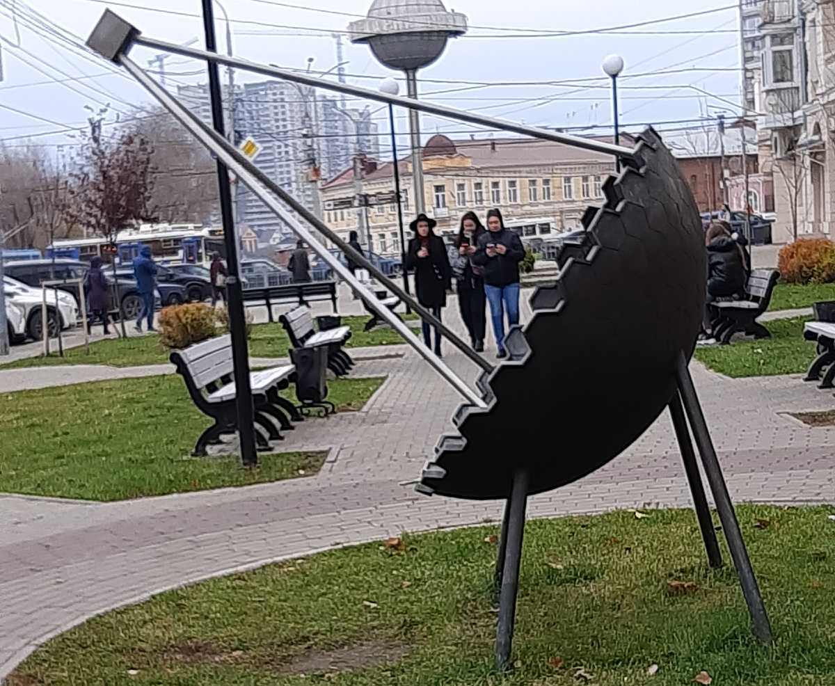 На площади у главного корпуса Вороежского госуниверситета. Наше время.