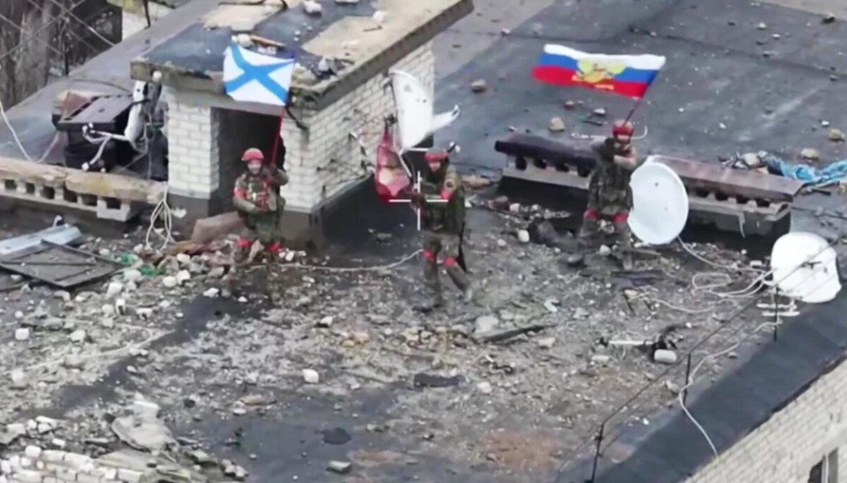 Водружение флагов РФ в освобожденной Великой Новоселке в ДНР © Пресс-служба Минобороны РФ