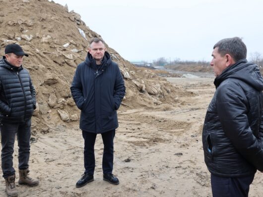    Юрий Слюсарь на мусорном полигоне с загрязненным мазутом песком из Анапы // фото: donland.ru