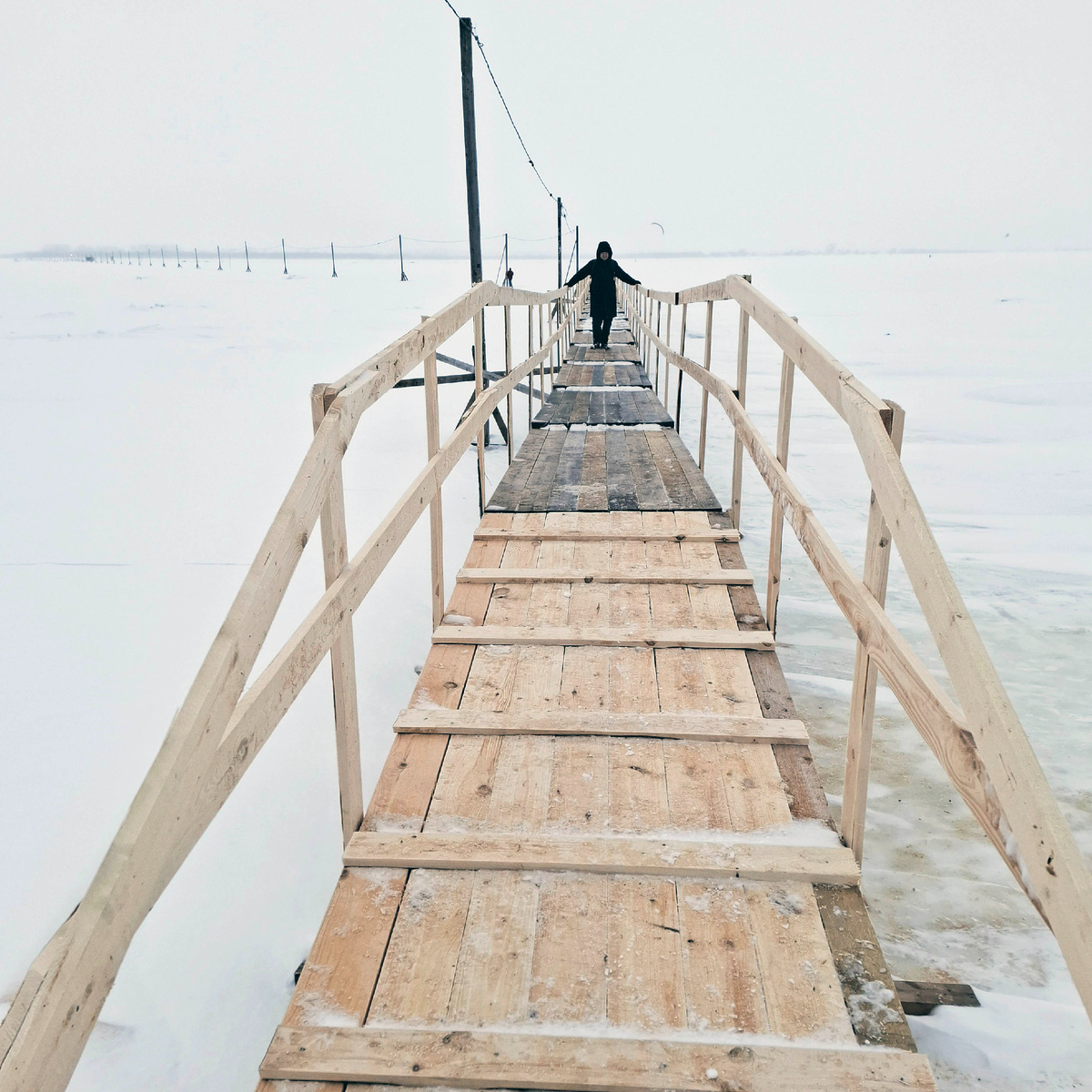 Нам немного не повезло, не застали момент, когда идёт ледокол, но по «Дороге жизни» до середины реки прогулялись.