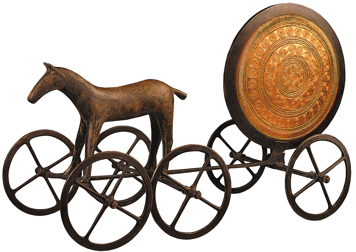 В скульптурную группу входят четырёхколёсная повозка, изображение Соль (Солнца) в виде 25-сантиметрового бронзового диска, позолоченного с правой стороны, и везущая его кобыла, также отлитая из бронзы.