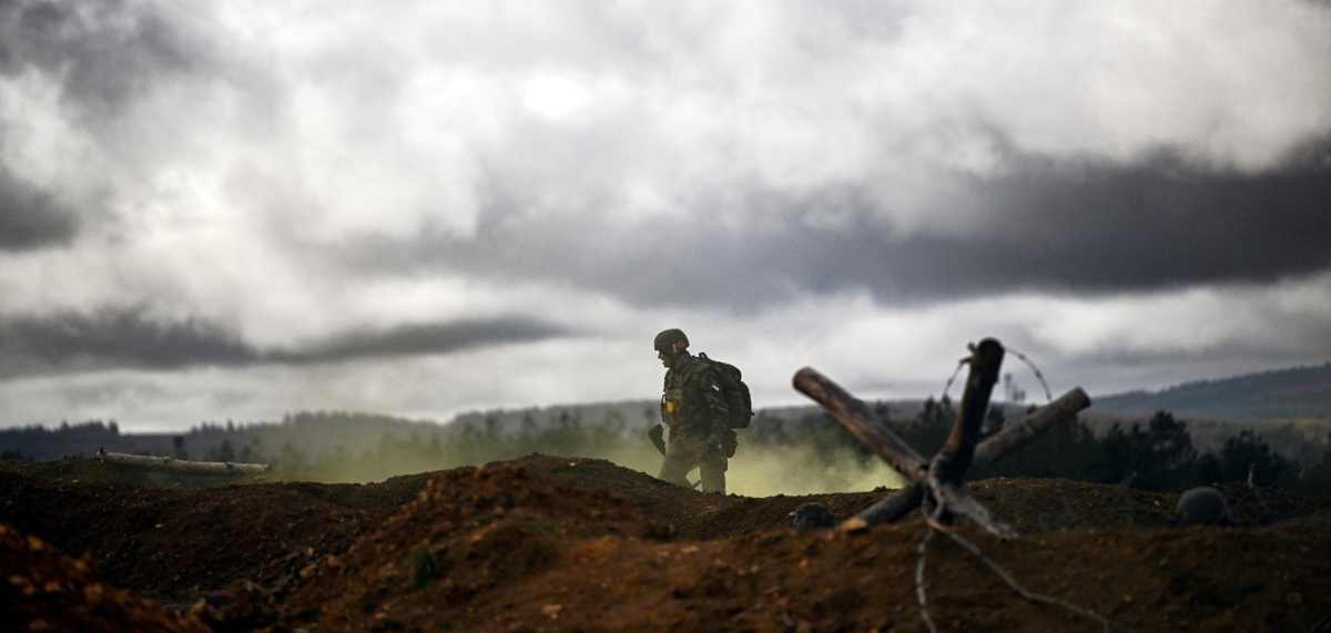 Французские солдаты во время учебных манёвров с украинскими солдатами © AFP/OLIVIER CHASSIGNOLE