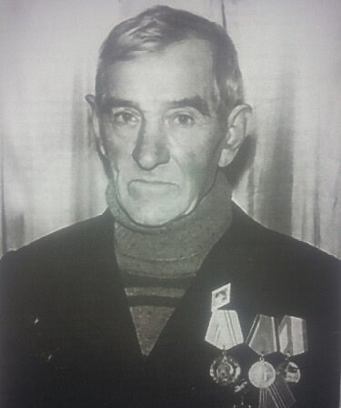 Два ордена "Красной Звезды" на правой стороне пиджака. Их плохо видно. 