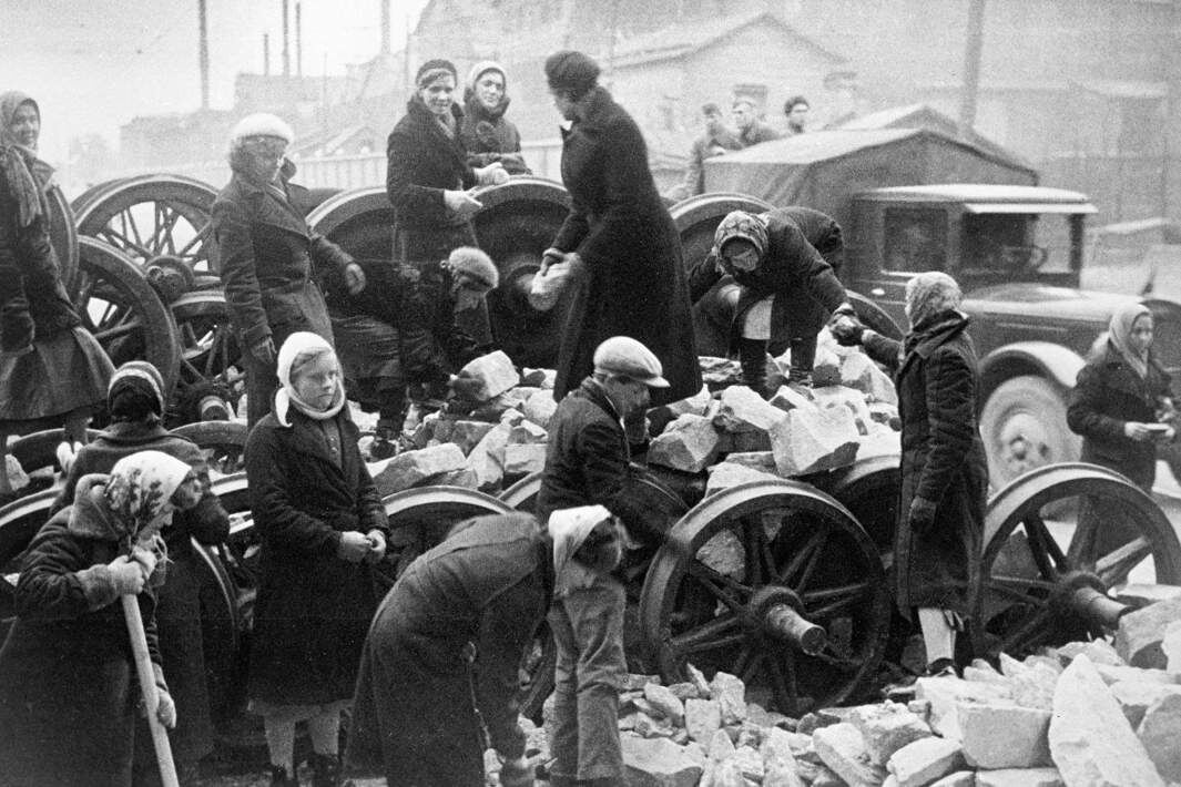 Жители города на разборе завалов после бомбежки у Кировского завода, 24 сентября 1941 года. Фото: РИА Новости/Всеволод Тарасевич