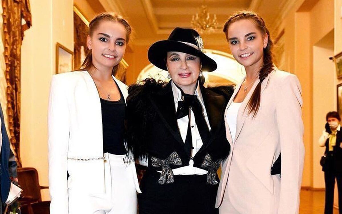    instagram.com/arishadina1998