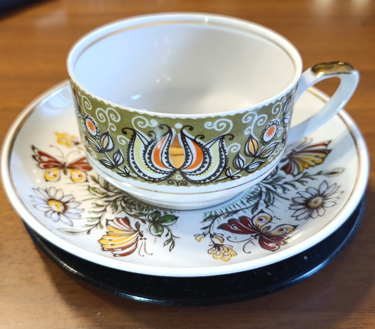 Чашка от сервиза Айя 2, блюдце от комплекта с другой чашкой.