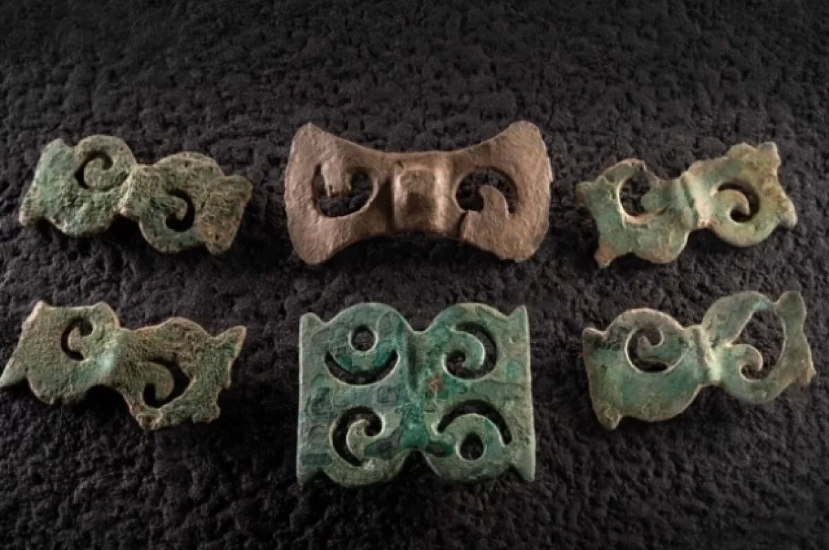    Поясные бляшки с изображением грифонов (приблизительно VII-II век до нашей эры).