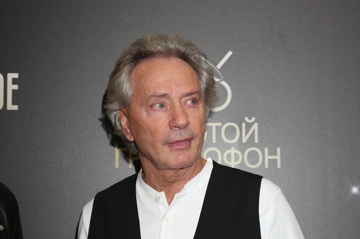 Киселев поздравил режиссера с получением почетного звания