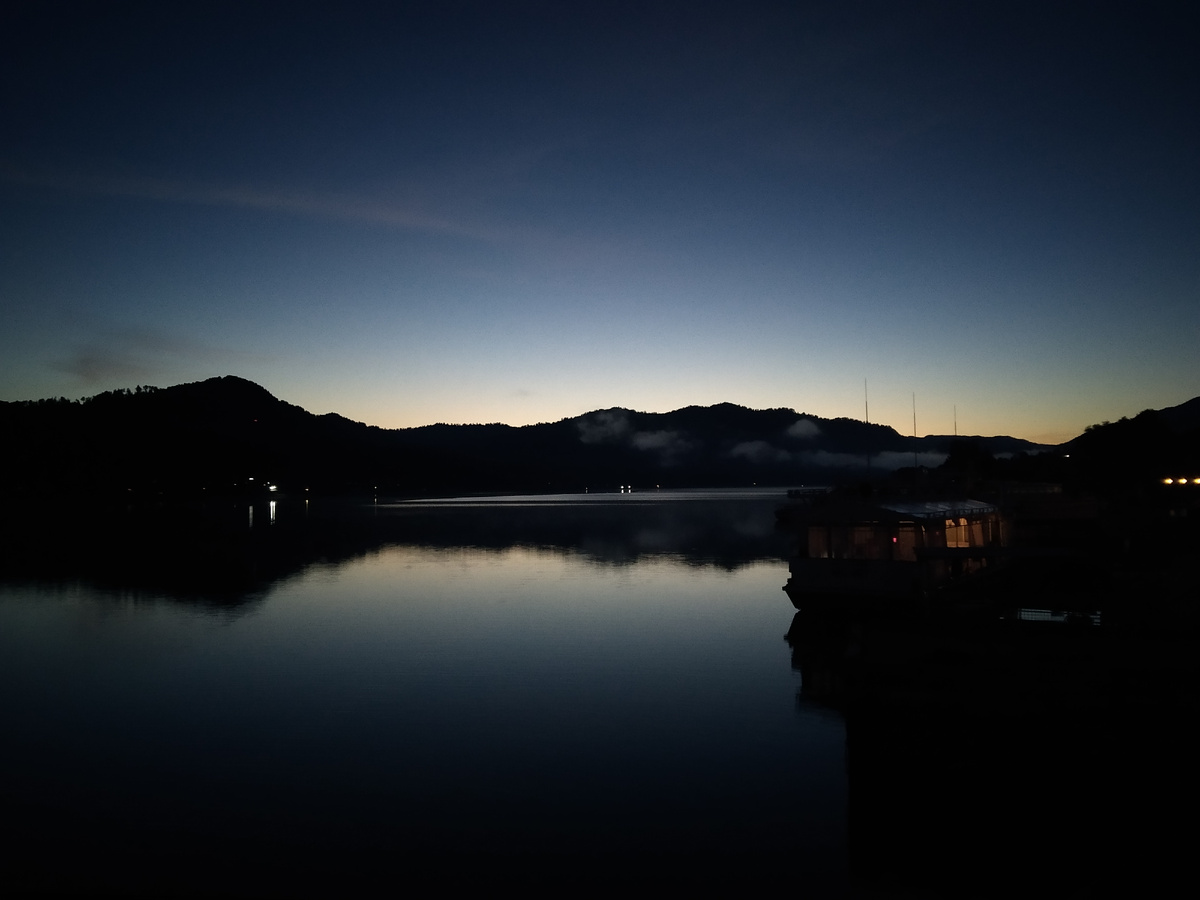 В зеркале озера отражается скорый восход