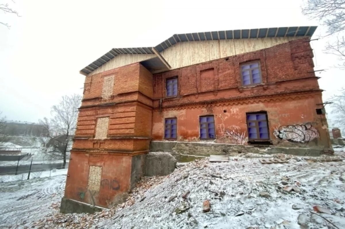    Более 10 лет здание в центре города разрушалось на глазах жителей и гостей