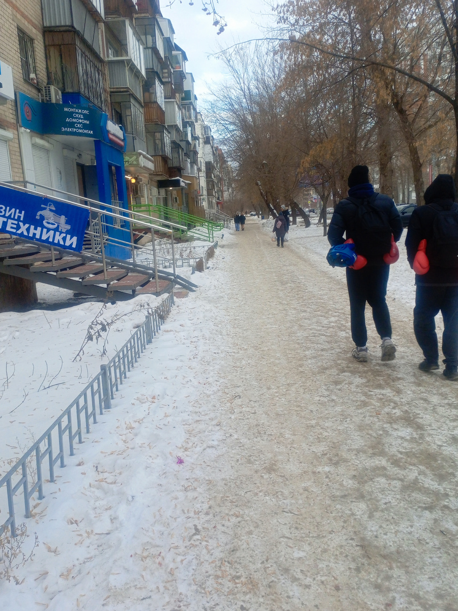 Обычная жизнь людей которые куда-то идут.