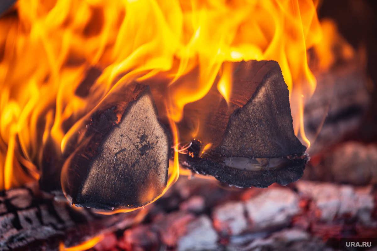 Для того, чтобы не замерзнуть в собственных квартирах, людям приходится топить печки дровами. Фото: Илья Московец © URA.RU