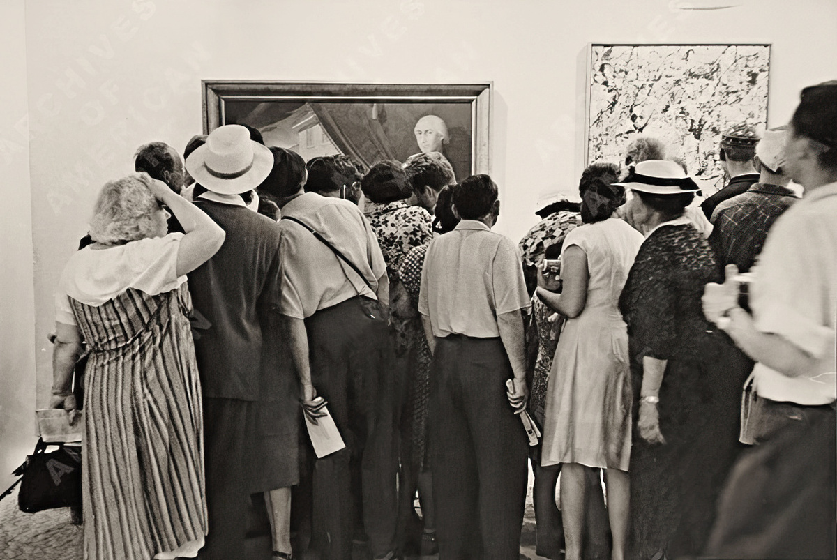 Зрители у работ Джексона Поллока на Американской национальной выставке в Москве, 1959 г. Источник: Archives of American Art, Smithsonian Institution