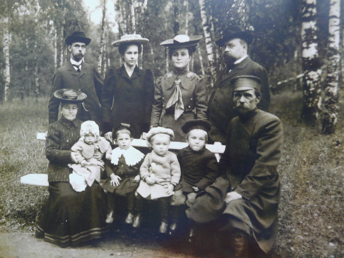 Мюфке с семьей жены и детьми.