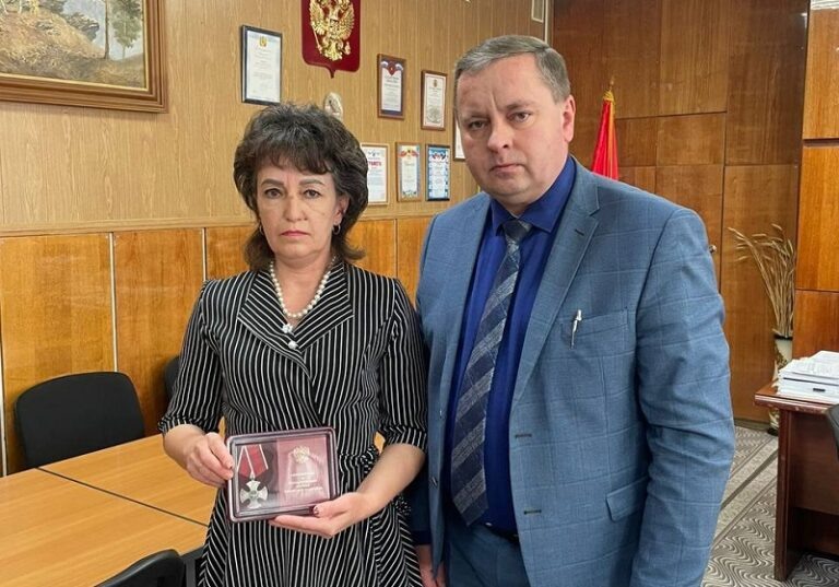    Глава Домбаровского района вручил орден Мужества семье бойца СВО Сергея Токарева Марина Шарт