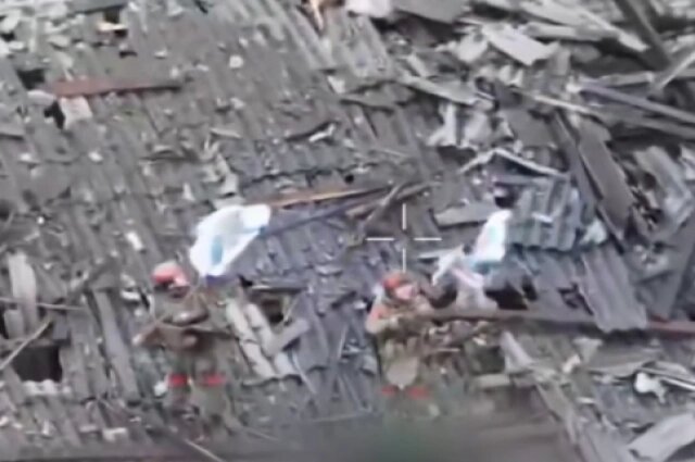    Кадры водружения флагов РФ в Великой Новоселке. Фото: кадр видео/ Минобороны РФ