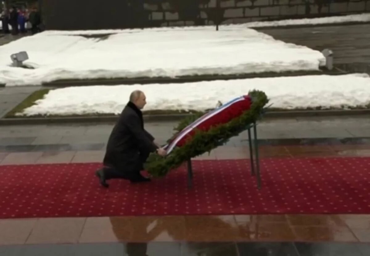   В Петербурге Путин возложил венок к монументу «Мать-Родина»