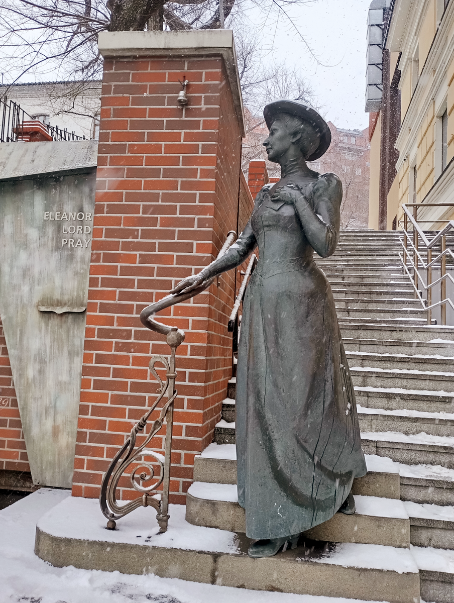 Элеонора с письмом спускается к почтовому отделению. Фото автора.