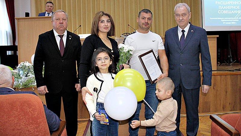    Вручили сертификаты, медали, грамоты