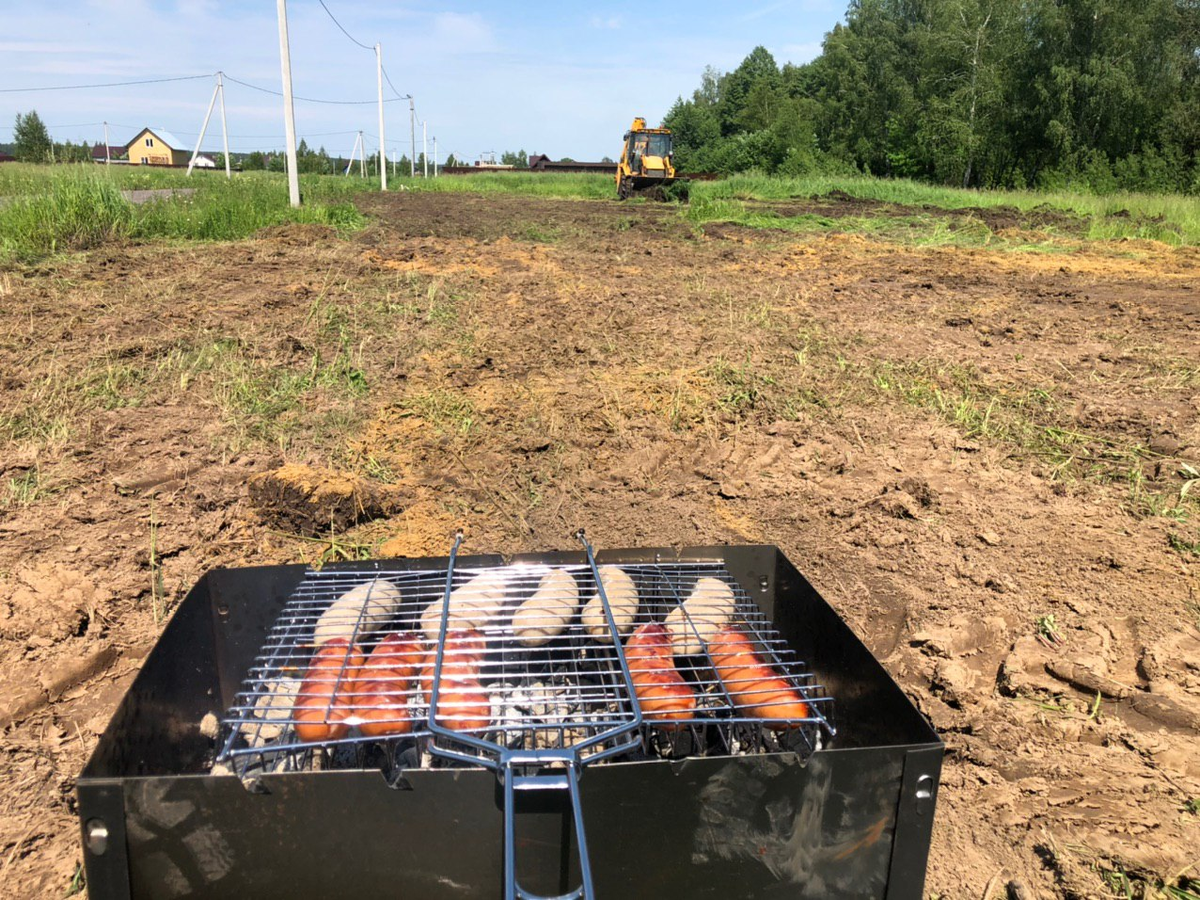 Жарим сосисочки пока трактор ровняет наши участки. 