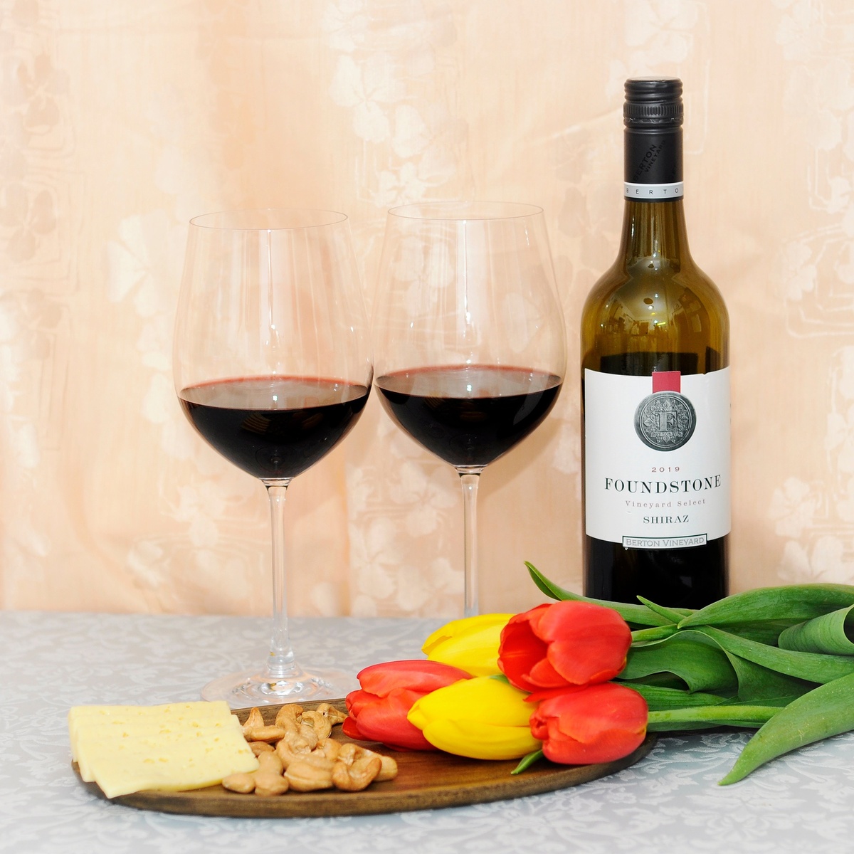 Тюльпаны отлично дополнили композицию, не находите?