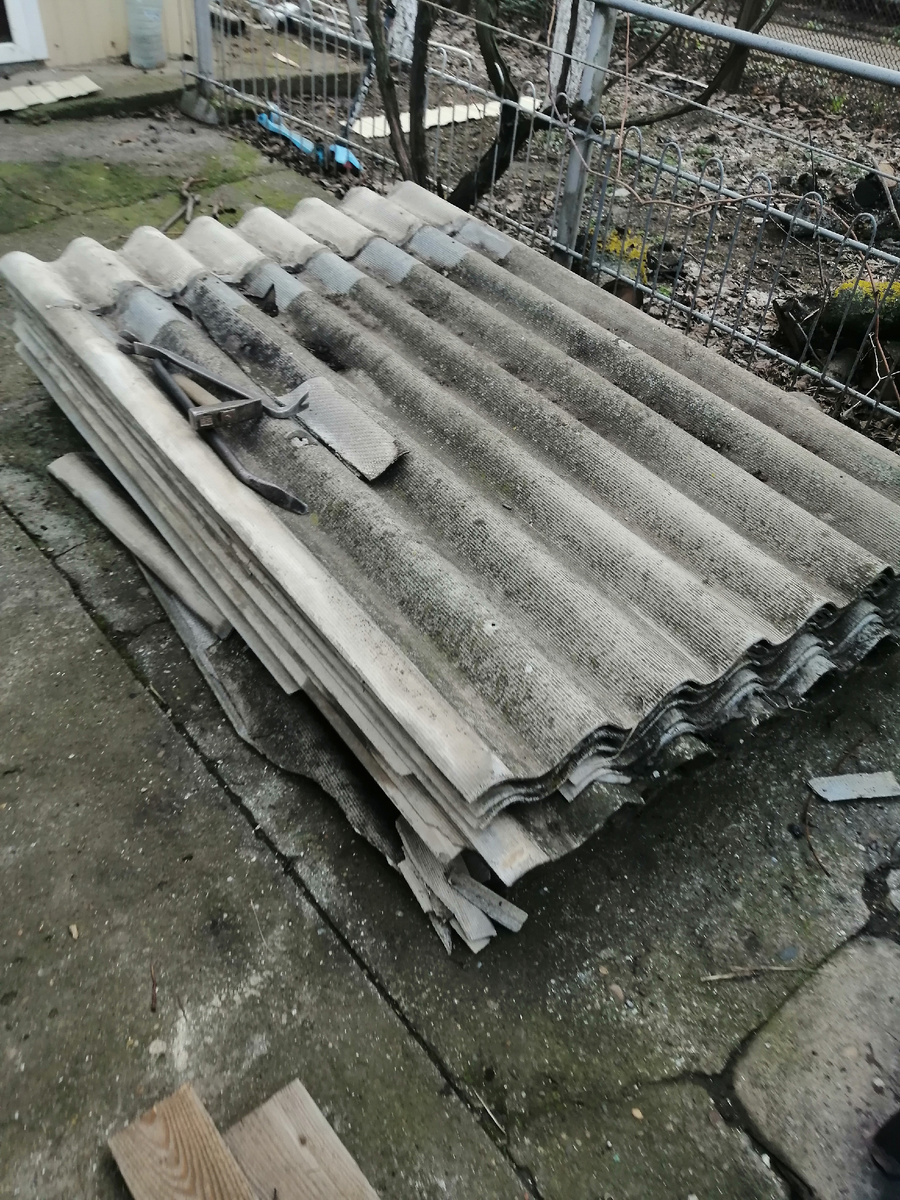 Шифер с крыши.