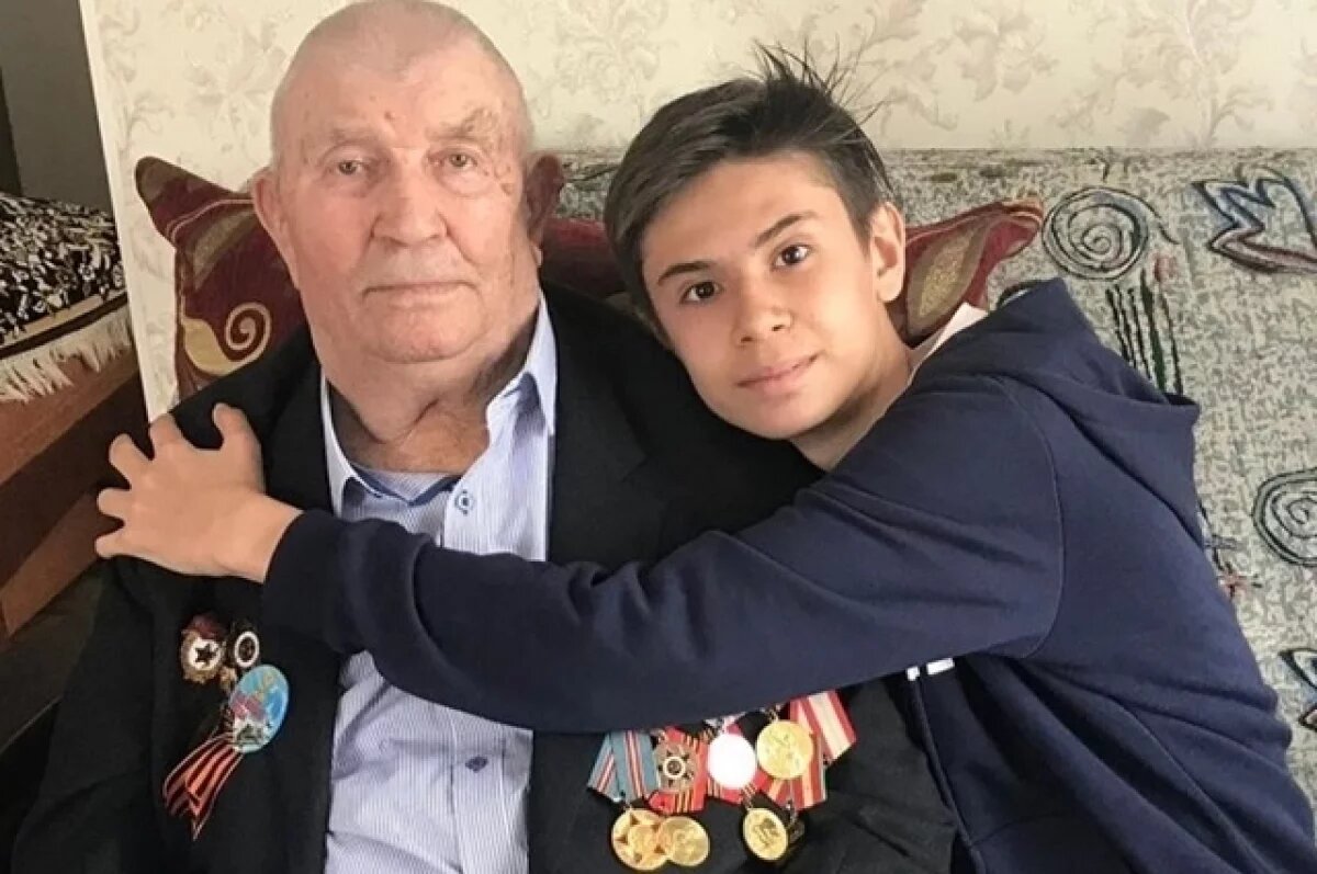   Столетний ветеран с правнуком.