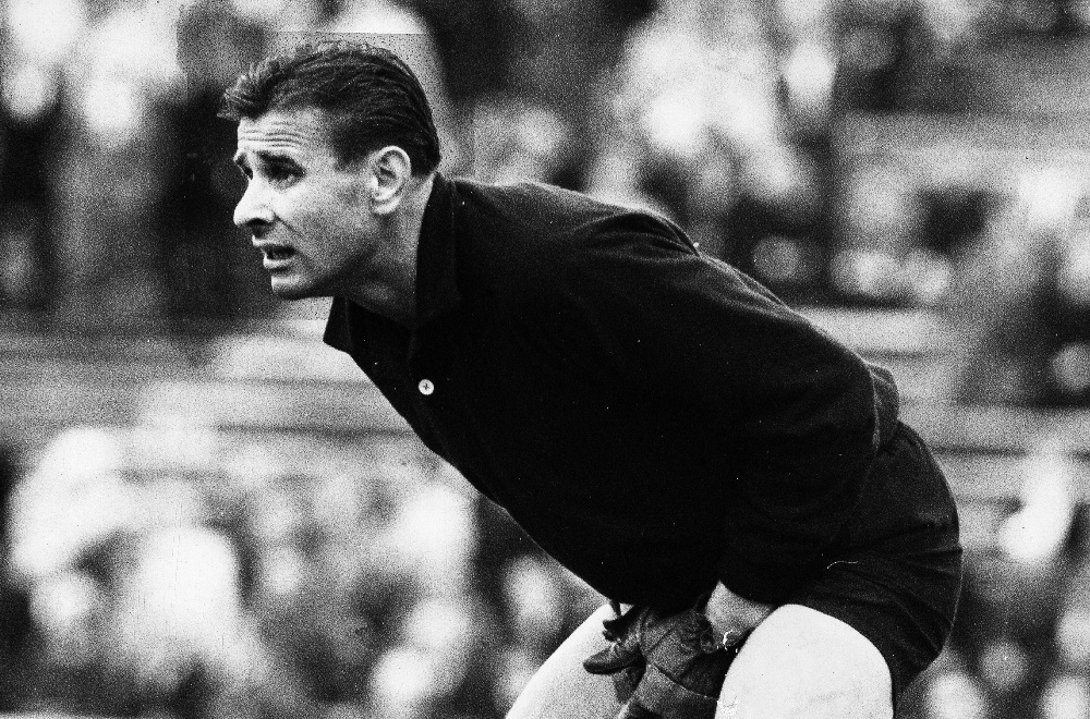 Сегодня, несмотря на болезненность темы, я хочу вспомнить о том, как уходил Лев Яшин, и поделиться своими мыслями о его жизни, карьере и последних днях. 