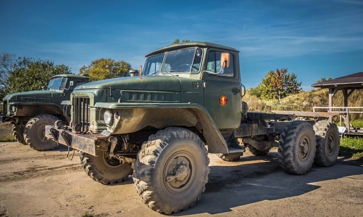 Трёхосный грузовик Урал-375.