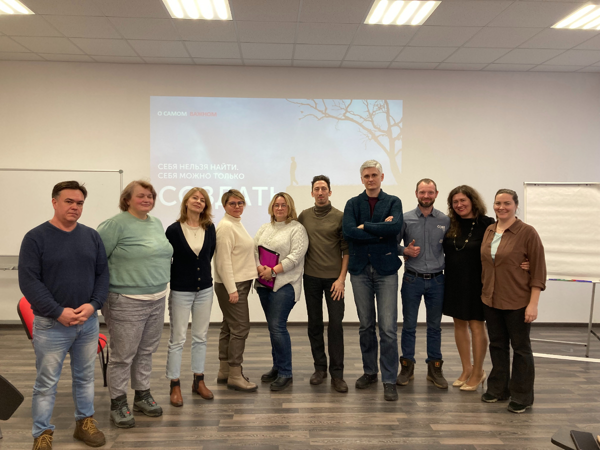 Это автор... Обучает людей бизнесу и размышляет на тему: чего этим добрым людям дома не сиделось...