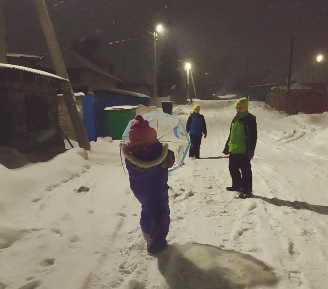 Паша, Вадим и Алиса готовятся улетать на зонтике