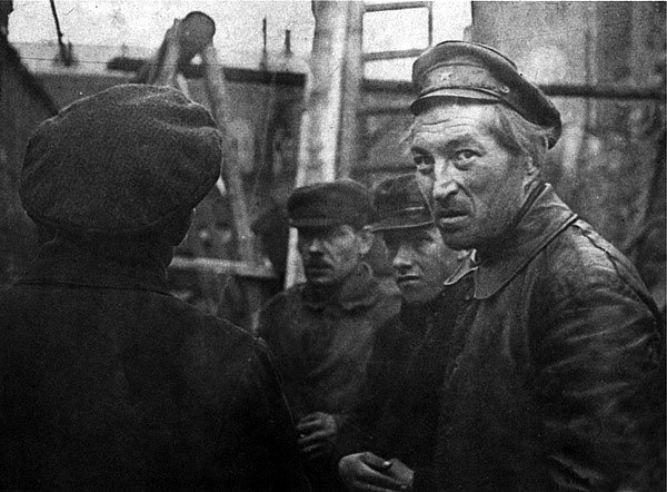 Арсений Авраамов перед исполнением Гудковой симфонии