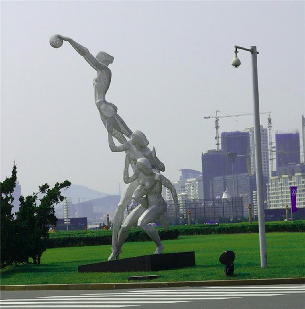 В это неспокойное время, когда закономерно, когда совершенно неожиданно, ушли из жизни легенды, чьи имена навсегда вписаны в историю отечественного футбола, хоккея, тенниса и других дисциплин.