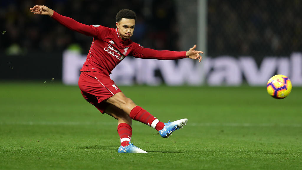 Арнольд выполняет длинную передачу своему партнеру по команде.