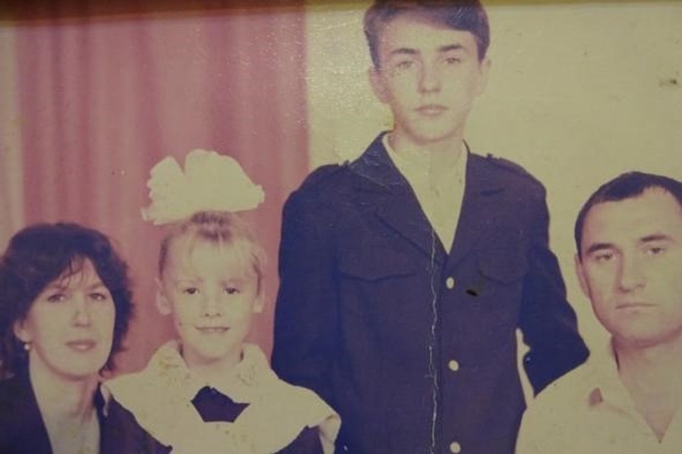    Маленькой Кате всегда казалось, что она совсем не похожа на родных. Слева ее мама, а справа тетя ФОТО: предоставлено КП