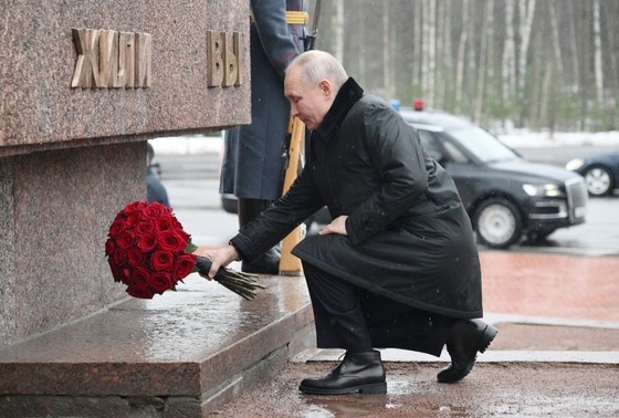    Владимир Путин на церемонии возложения цветов к мемориалу «Рубежный камень» на Невском пятачке в городе Кировске Ленинградской области