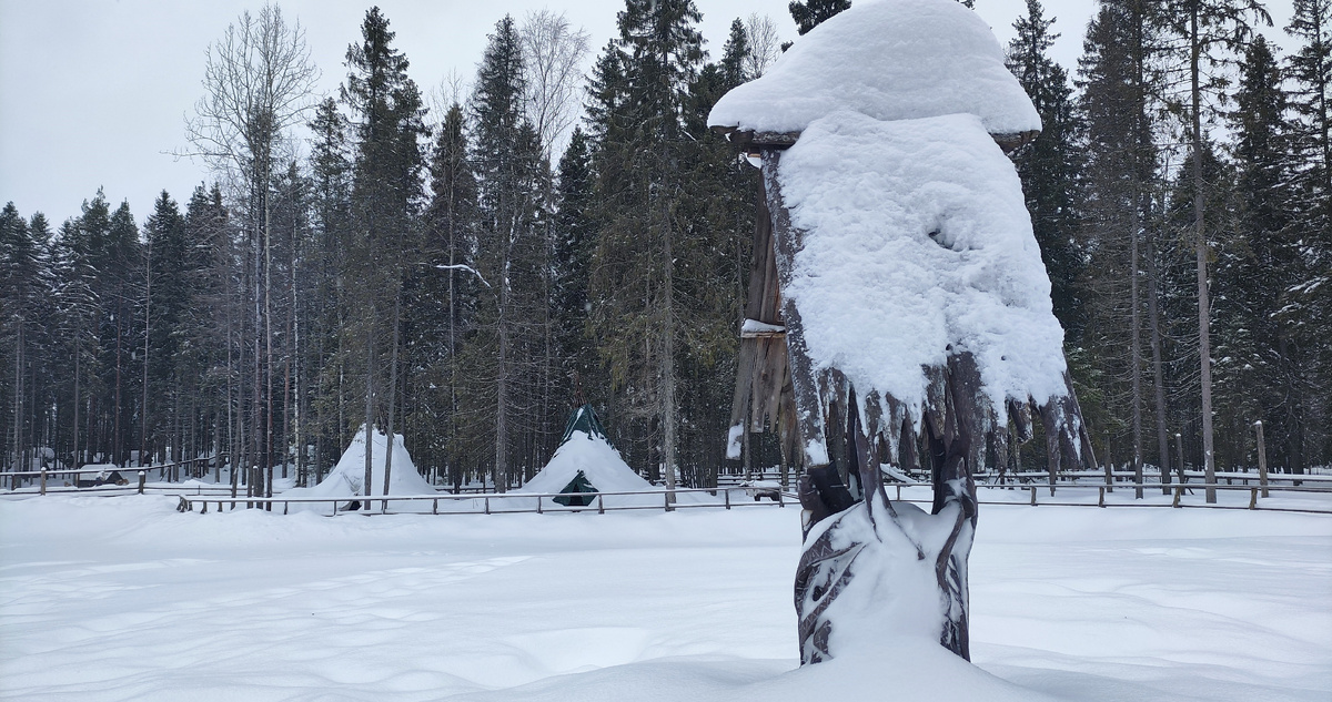 занесенная снегом саамская деревня