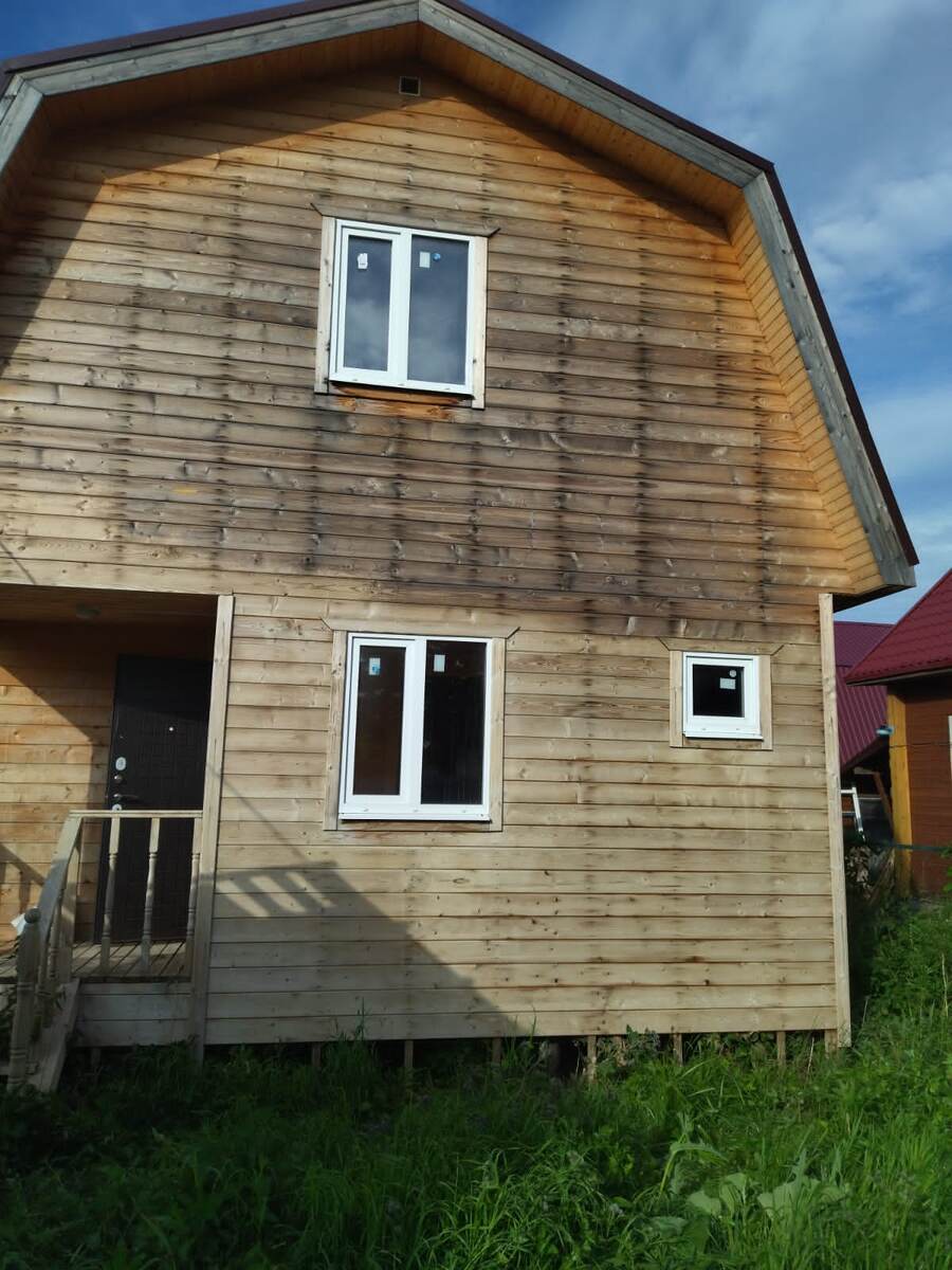 Обработка распылителем выгоревшей стороны дома