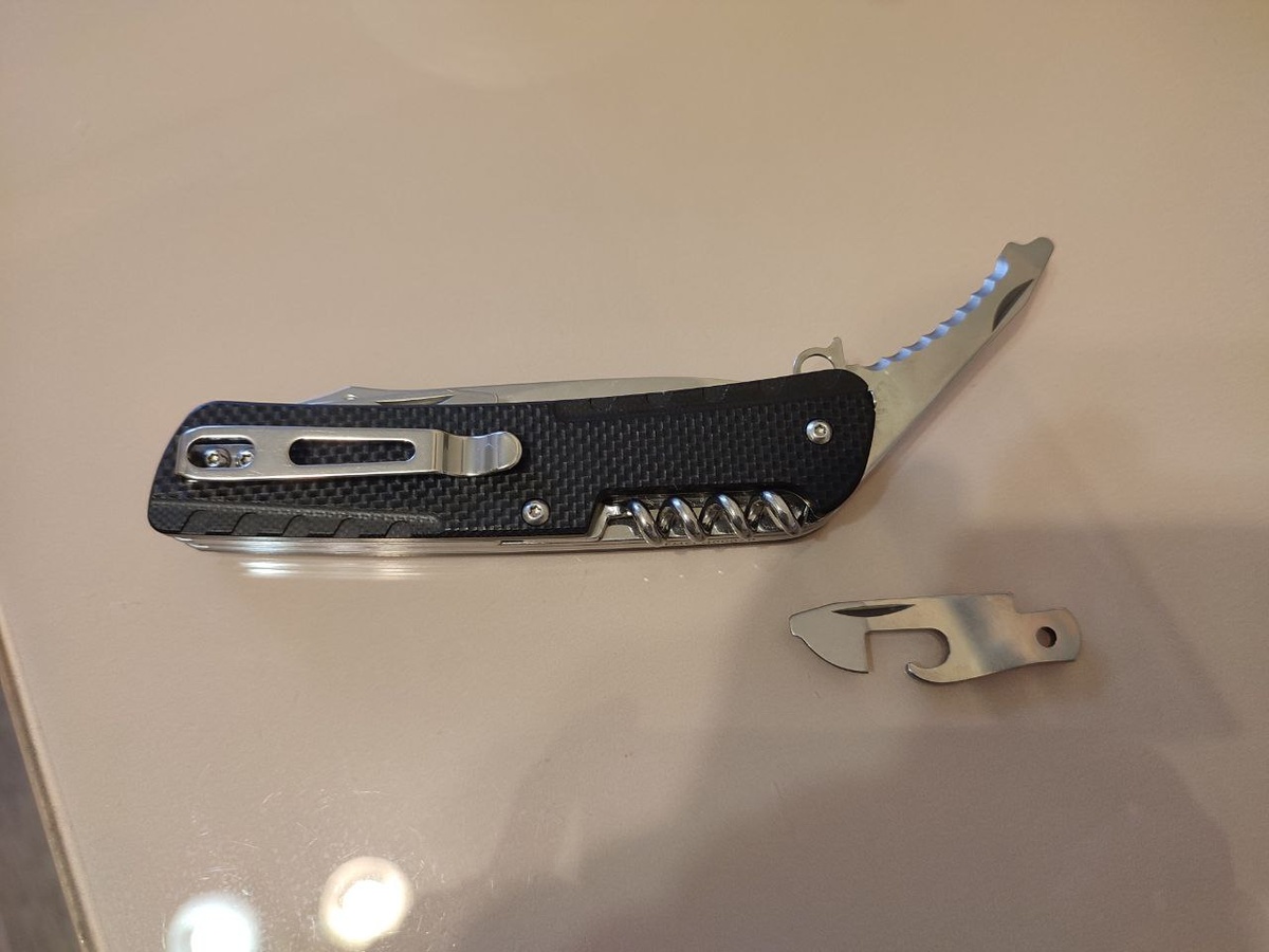 Исходное состояние ножа Ruike. Рядом - консервный нож, который будем устанавливать