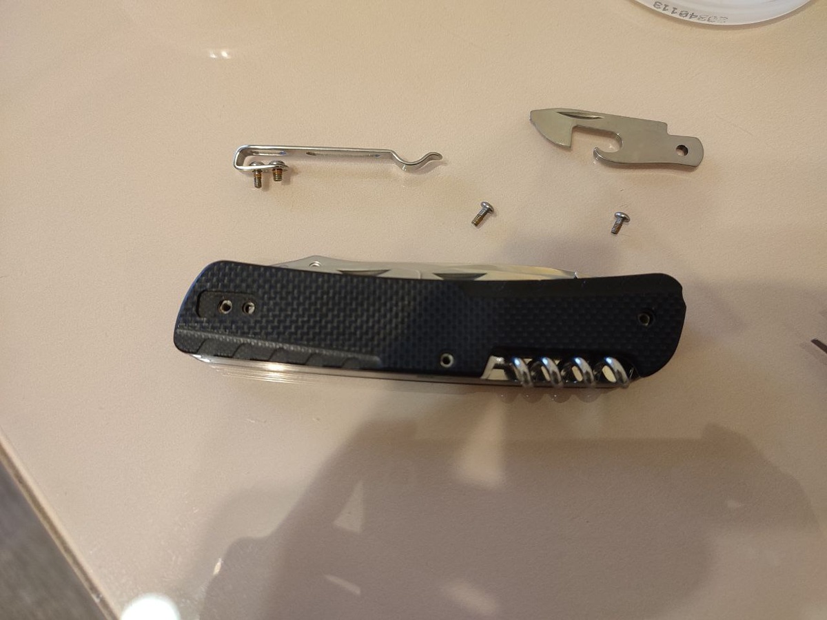 Вынимаем пинцет, откручиваем винты