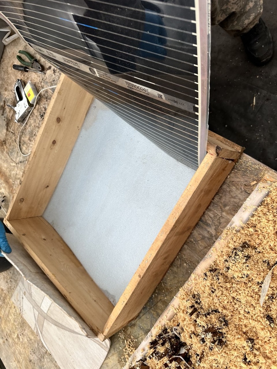 Первый слой - вспененный материал (подложка под ламинат 5 мм)