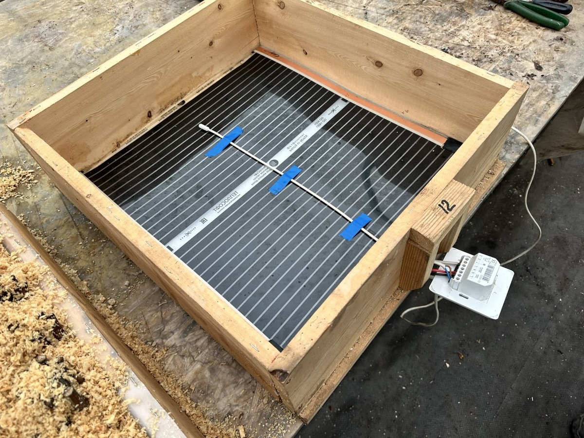 Второй слой слой - теплый пол. Сразу подключаем к терморегулятору.